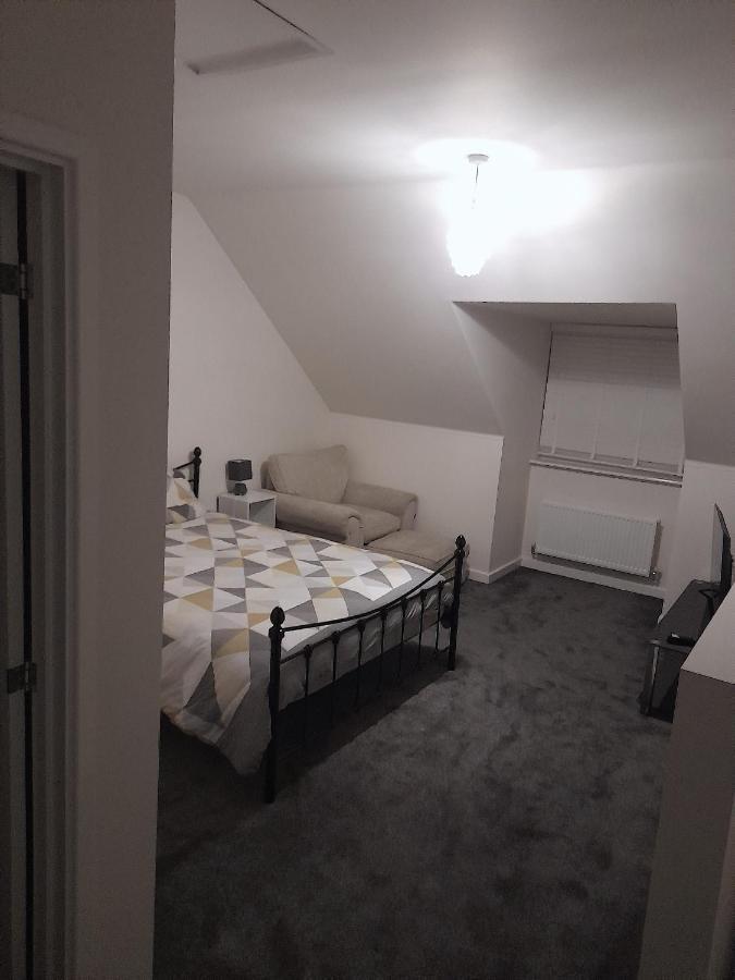 Spacious Ensuite King Room Private Neighbourhood Free Parking Space Oldham Exterior photo